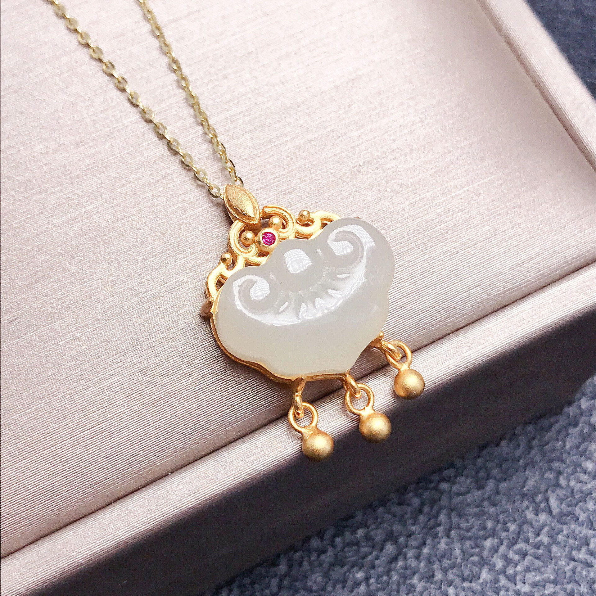 Ancient gold s925 silver gold-plated inlaid Hetian jade bell silver lock pendant retro niche design necklace 